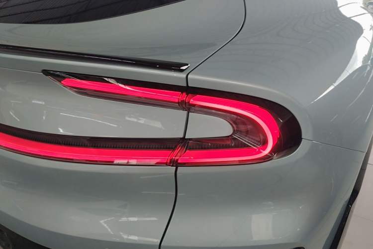 Used Xiaomi Auto YU7 2025 Ultra-Long Range Rear-Wheel Drive Version Right Rear Taillight