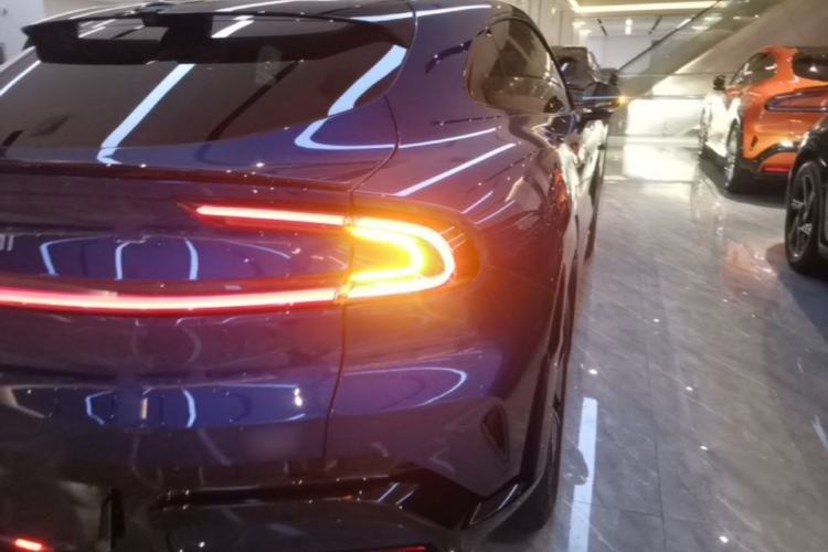 Used Xiaomi Auto YU7 2025 Ultra-Long Range Rear-Wheel Drive Version Right Rear Taillight