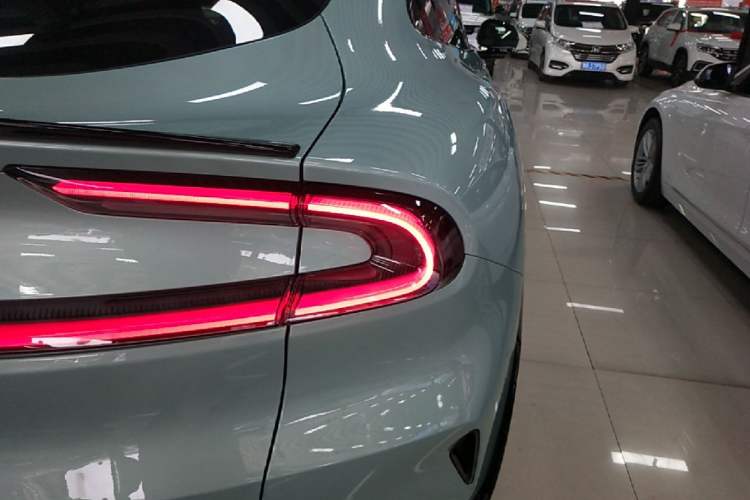 Used Xiaomi Auto YU7 2025 Ultra-Long Range Rear-Wheel Drive Version Right Rear Taillight
