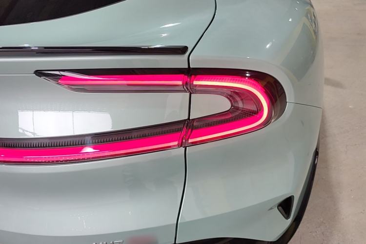 Used Xiaomi Auto YU7 2025 Ultra-Long Range High-Performance All-Wheel-Drive Max Edition Right Rear Taillight