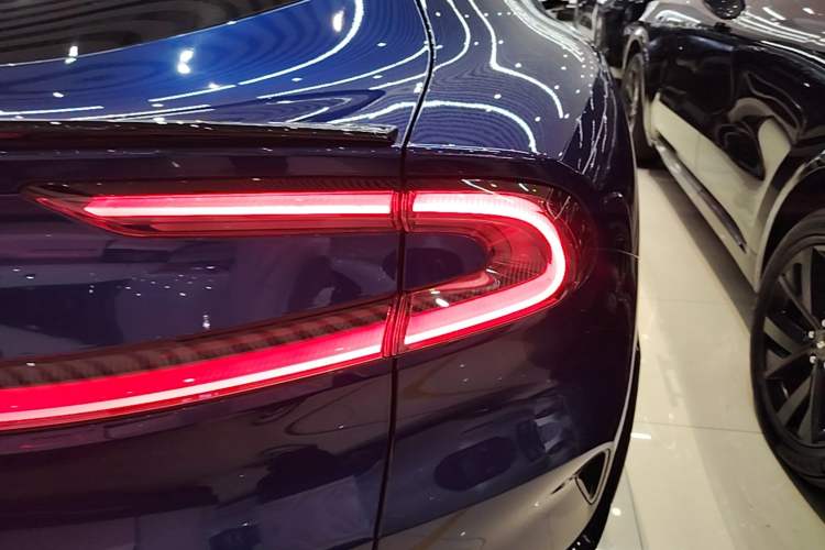 Used Xiaomi Auto YU7 2025 Ultra-Long Range High-Performance All-Wheel-Drive Max Edition Right Rear Taillight
