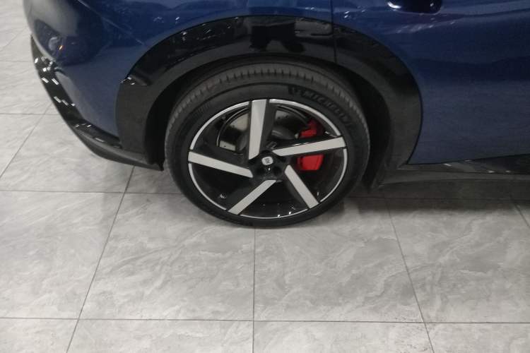 Used Xiaomi Auto YU7 2025 Ultra-Long Range High-Performance All-Wheel-Drive Max Edition Right Rear Wheel Hub
