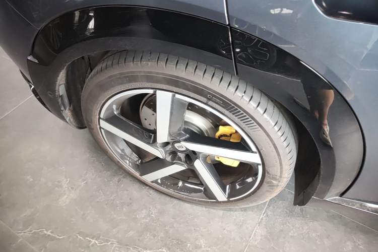 Used Xiaomi Auto YU7 2025 Ultra-Long Range High-Performance All-Wheel-Drive Max Edition Right Rear Wheel Hub