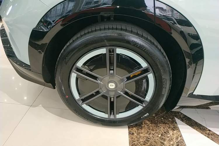 Used Xiaomi Auto YU7 2025 Ultra-Long Range Rear-Wheel Drive Version Right Rear Wheel Hub