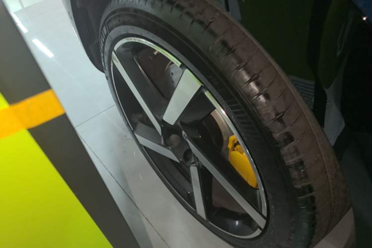 Used Xiaomi Auto YU7 2025 Ultra-Long Range High-Performance All-Wheel-Drive Max Edition Right Rear Wheel Hub