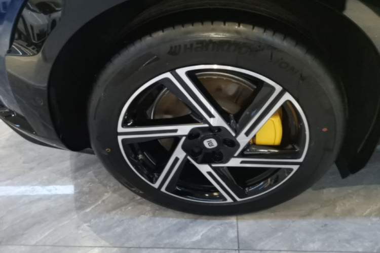 Used Xiaomi Auto YU7 2025 Ultra-Long Range Rear-Wheel Drive Version Right Rear Wheel Hub