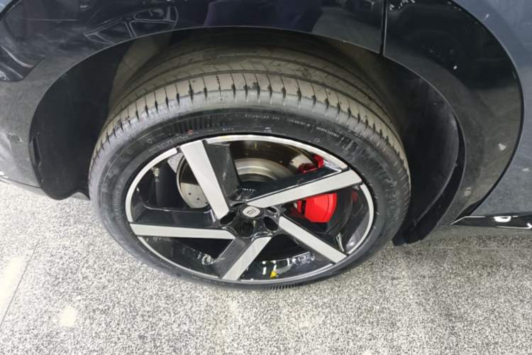Used Xiaomi Auto YU7 2025 Ultra-Long Range High-Performance All-Wheel-Drive Max Edition Right Rear Wheel Hub
