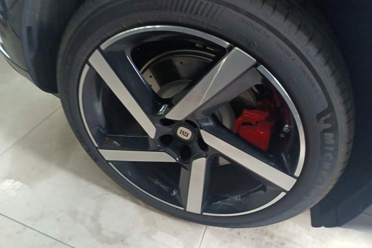 Used Xiaomi Auto YU7 2025 Ultra-Long Range High-Performance All-Wheel-Drive Max Edition Right Rear Wheel Hub