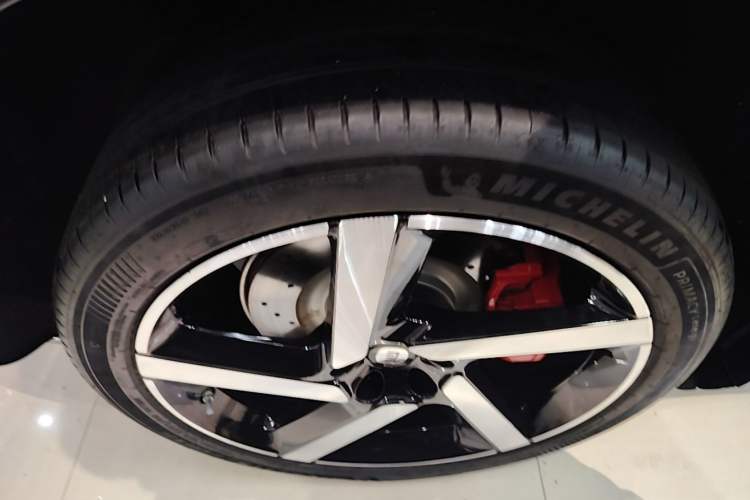 Used Xiaomi Auto YU7 2025 Ultra-Long Range High-Performance All-Wheel-Drive Max Edition Right Rear Wheel Hub