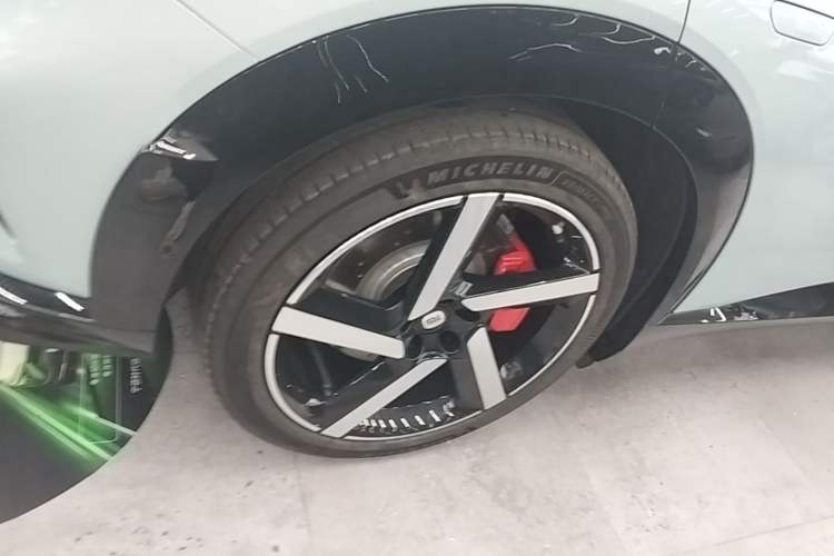 Used Xiaomi Auto YU7 2025 Ultra-Long Range High-Performance All-Wheel-Drive Max Edition Right Rear Wheel Hub