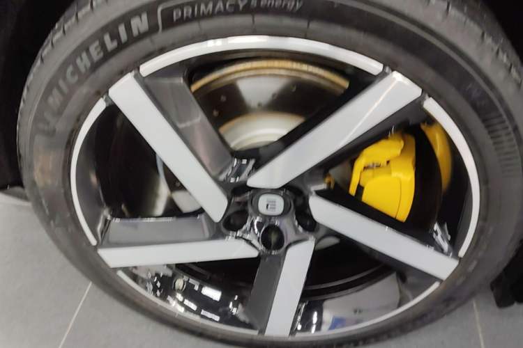 Used Xiaomi Auto YU7 2025 Ultra-Long Range High-Performance All-Wheel-Drive Max Edition Right Rear Wheel Hub
