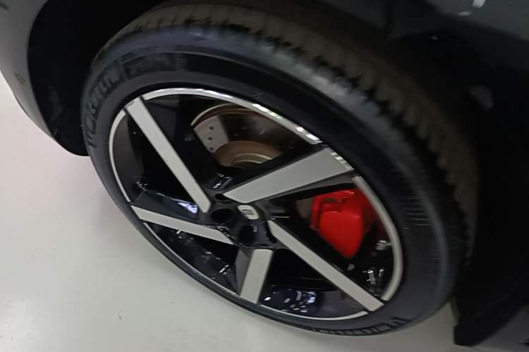 Used Xiaomi Auto YU7 2025 Ultra-Long Range High-Performance All-Wheel-Drive Max Edition Right Rear Wheel Hub