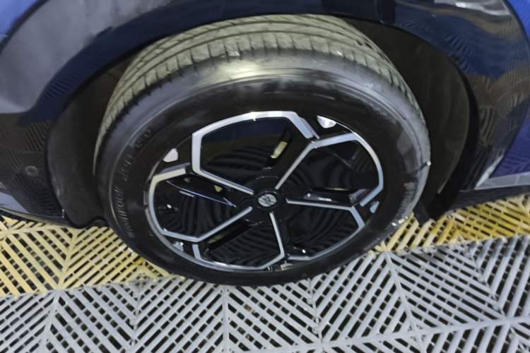Used Xiaomi Auto YU7 2025 Ultra-Long Range Rear-Wheel Drive Version Right Rear Wheel Hub