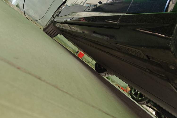 Used Xiaomi Auto YU7 2025 Ultra-Long Range Rear-Wheel Drive Version Right Side Sill