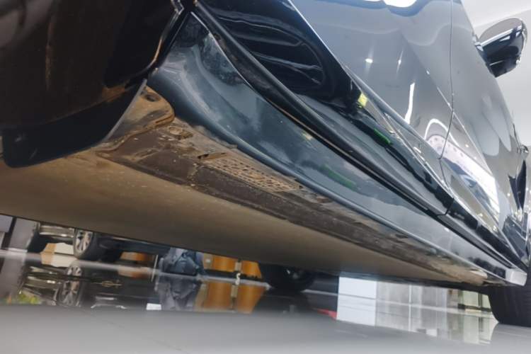 Used Xiaomi Auto YU7 2025 Ultra-Long Range High-Performance All-Wheel-Drive Max Edition Right Side Sill