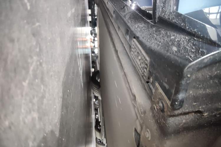 Used Xiaomi Auto YU7 2025 Ultra-Long Range High-Performance All-Wheel-Drive Max Edition Right Side Sill