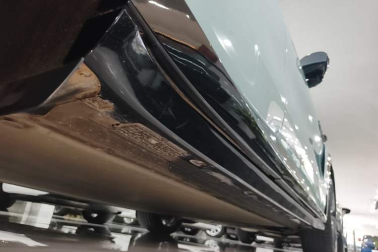 Used Xiaomi Auto YU7 2025 Ultra-Long Range High-Performance All-Wheel-Drive Max Edition Right Side Sill