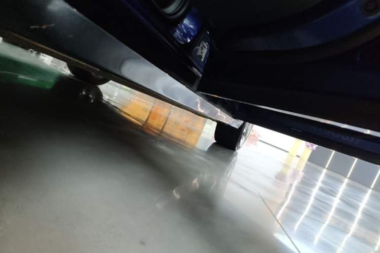 Used Xiaomi Auto YU7 2025 Ultra-Long Range High-Performance All-Wheel-Drive Max Edition Right Side Sill