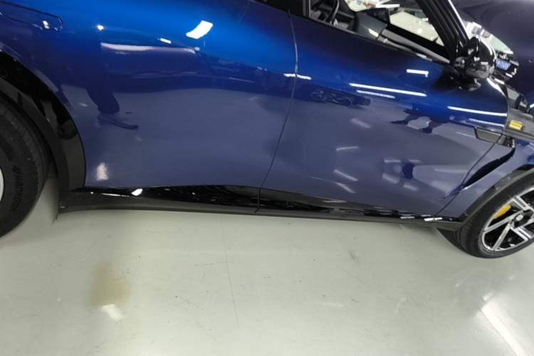 Used Xiaomi Auto YU7 2025 Ultra-Long Range High-Performance All-Wheel-Drive Max Edition Right Side Sill
