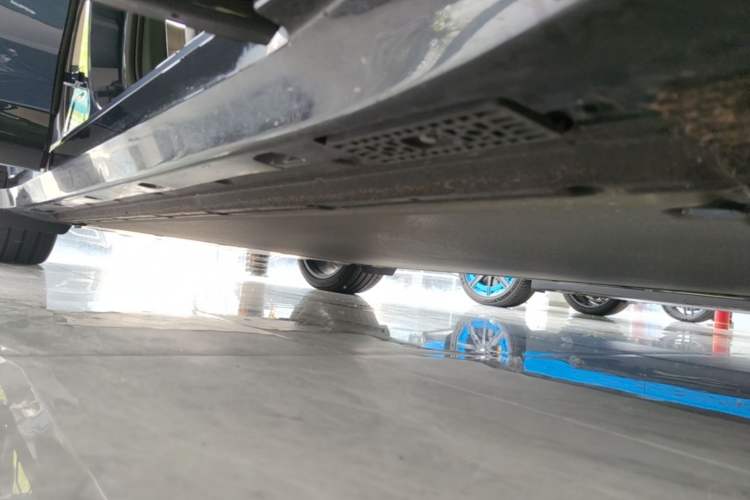 Used Xiaomi Auto YU7 2025 Ultra-Long Range High-Performance All-Wheel-Drive Max Edition Right Side Sill