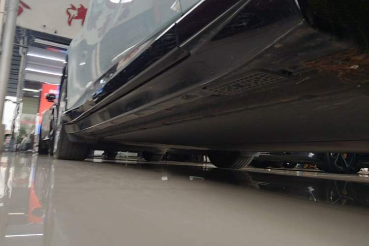 Used Xiaomi Auto YU7 2025 Ultra-Long Range Rear-Wheel Drive Version Right Side Sill