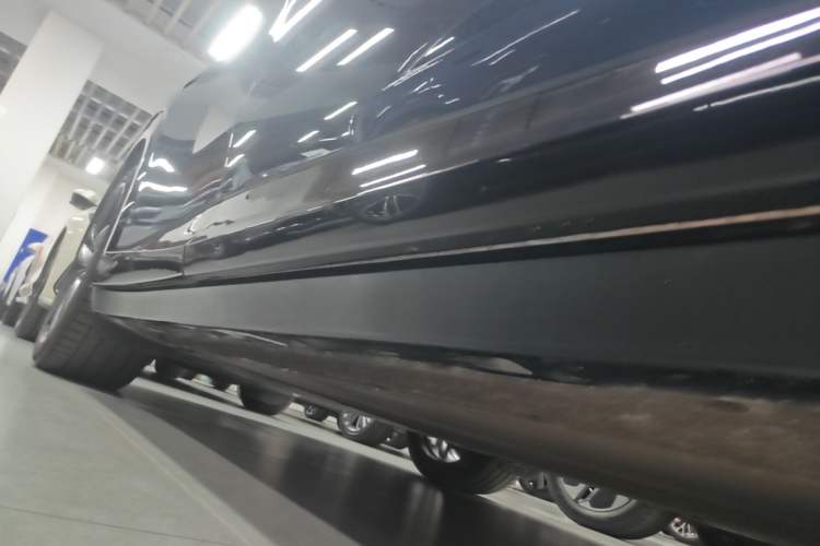 Used Xiaomi Auto YU7 2025 Ultra-Long Range High-Performance All-Wheel-Drive Max Edition Right Side Sill