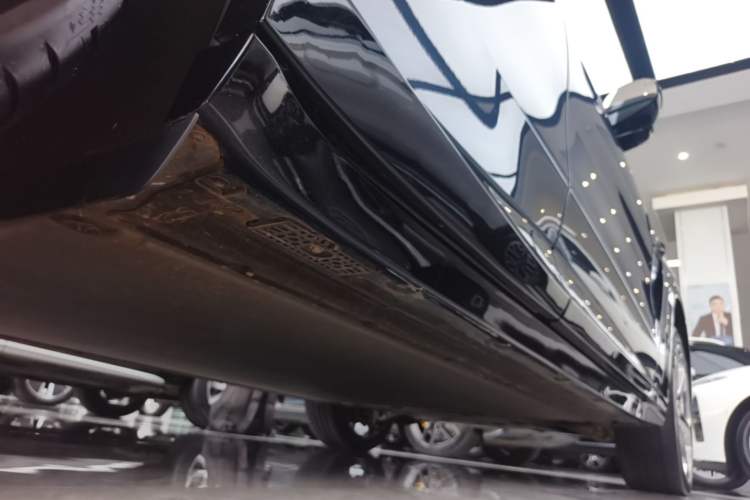 Used Xiaomi Auto YU7 2025 Ultra-Long Range High-Performance All-Wheel-Drive Max Edition Right Side Sill