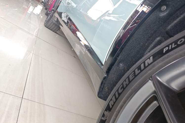 Used Xiaomi Auto YU7 2025 Ultra-Long Range High-Performance All-Wheel-Drive Max Edition Right Side Sill