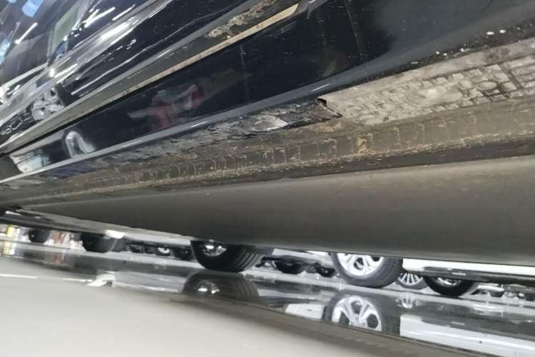 Used Xiaomi Auto YU7 2025 Ultra-Long Range High-Performance All-Wheel-Drive Max Edition Right Side Sill