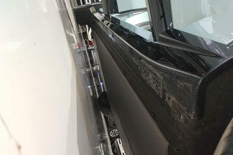 Used Xiaomi Auto YU7 2025 Ultra-Long Range Rear-Wheel Drive Version Right Side Sill