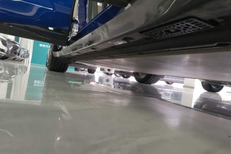 Used Xiaomi Auto YU7 2025 Ultra-Long Range High-Performance All-Wheel-Drive Max Edition Right Side Sill