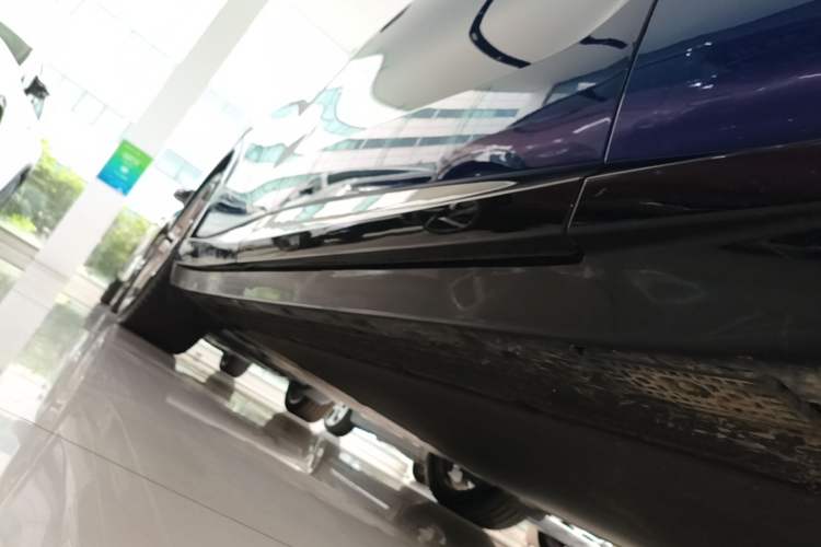 Used Xiaomi Auto YU7 2025 Ultra-Long Range High-Performance All-Wheel-Drive Max Edition Right Side Sill