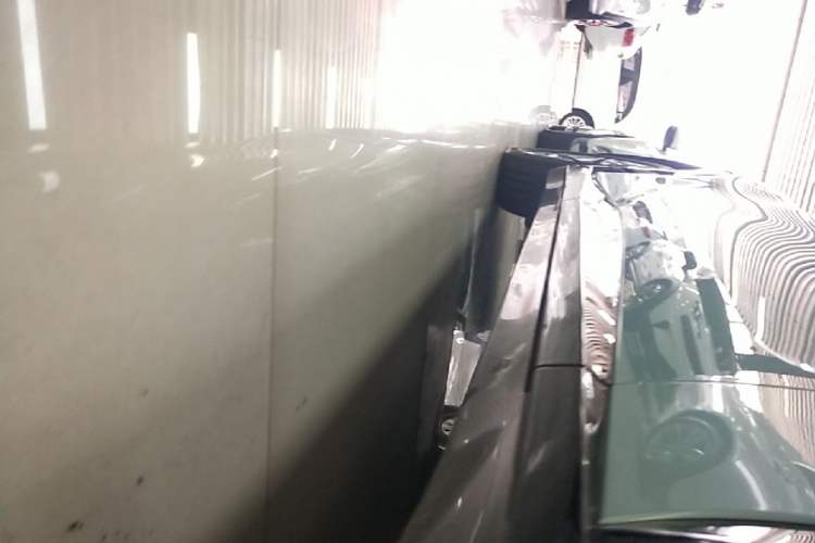 Used Xiaomi Auto YU7 2025 Ultra-Long Range Rear-Wheel Drive Version Right Side Sill