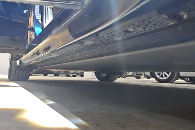 Used Xiaomi Auto YU7 2025 Ultra-Long Range High-Performance All-Wheel-Drive Max Edition Right Side Sill