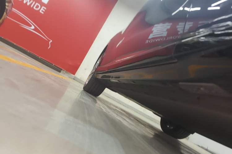 Used Xiaomi Auto YU7 2025 Ultra-Long Range High-Performance All-Wheel-Drive Max Edition Right Side Sill