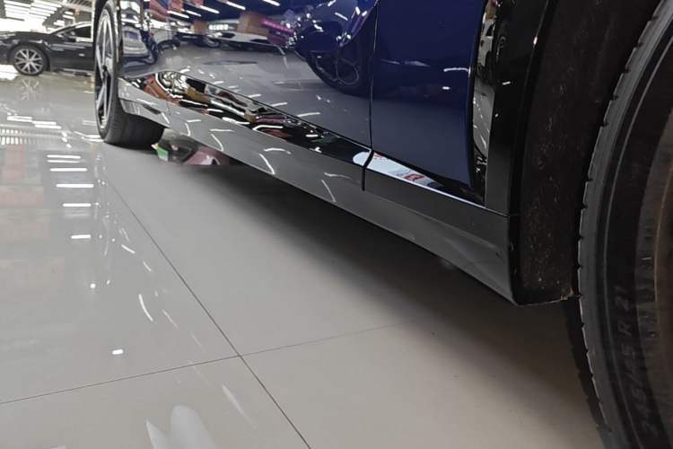 Used Xiaomi Auto YU7 2025 Ultra-Long Range High-Performance All-Wheel-Drive Max Edition Right Side Sill