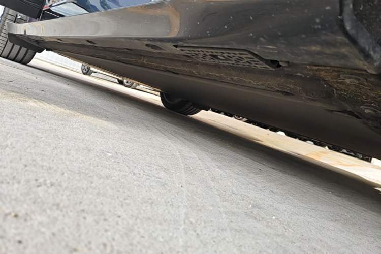Used Xiaomi Auto YU7 2025 Ultra-Long Range High-Performance All-Wheel-Drive Max Edition Right Side Sill