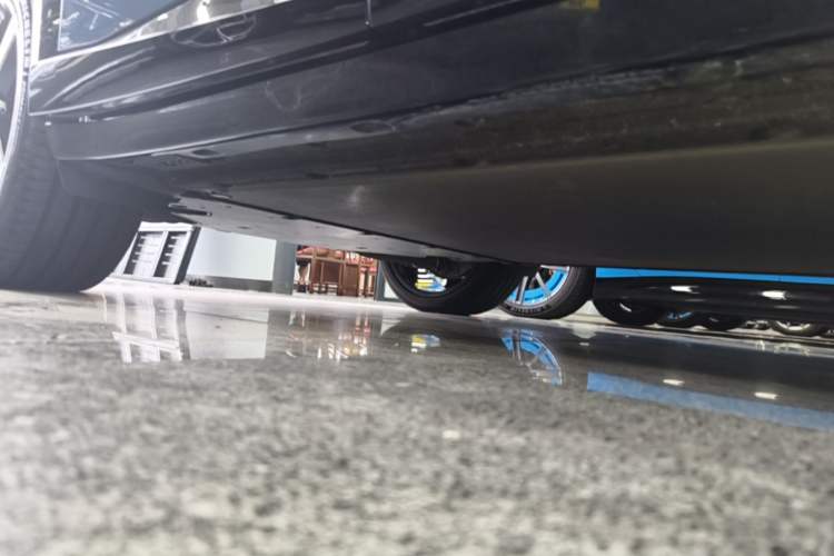 Used Xiaomi Auto YU7 2025 Ultra-Long Range High-Performance All-Wheel-Drive Max Edition Right Side Sill