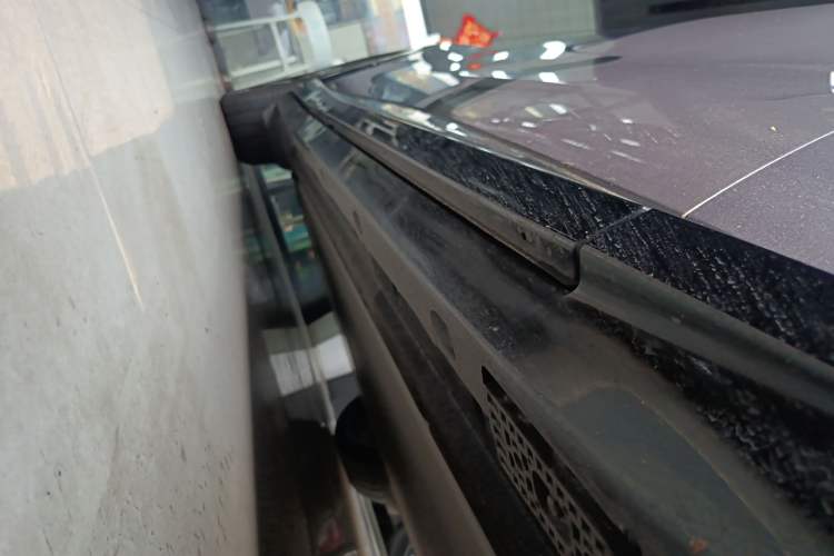 Used Xiaomi Auto YU7 2025 Ultra-Long Range High-Performance All-Wheel-Drive Max Edition Right Side Sill