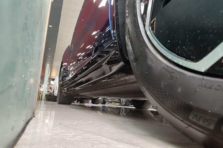 Used Xiaomi Auto YU7 2025 Ultra-Long Range Rear-Wheel Drive Version Right Side Sill