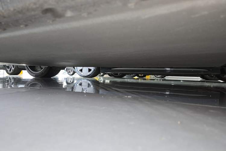 Used Xiaomi Auto YU7 2025 Ultra-Long Range High-Performance All-Wheel-Drive Max Edition Right Side Sill