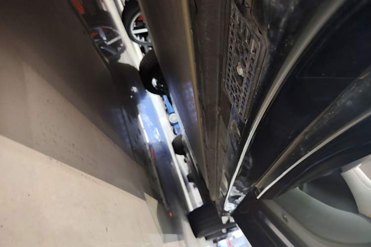 Used Xiaomi Auto YU7 2025 Ultra-Long Range High-Performance All-Wheel-Drive Max Edition Right Side Sill
