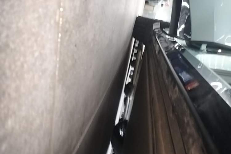 Used Xiaomi Auto YU7 2025 Ultra-Long Range High-Performance All-Wheel-Drive Max Edition Right Side Sill