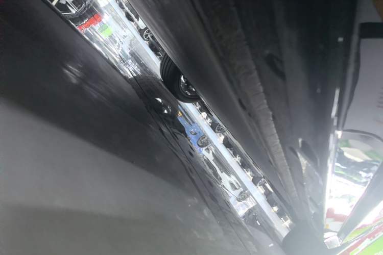 Used Xiaomi Auto YU7 2025 Ultra-Long Range High-Performance All-Wheel-Drive Max Edition Right Side Sill