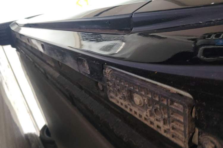 Used Xiaomi Auto YU7 2025 Ultra-Long Range High-Performance All-Wheel-Drive Max Edition Right Side Sill