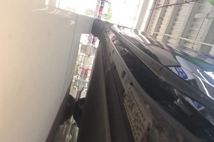 Used Xiaomi Auto YU7 2025 Ultra-Long Range High-Performance All-Wheel-Drive Max Edition Right Side Sill