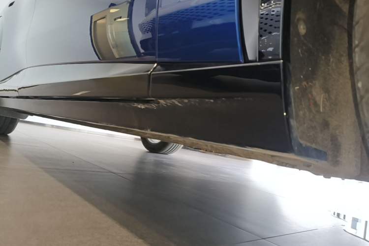 Used Xiaomi Auto YU7 2025 Ultra-Long Range Rear-Wheel Drive Version Right Side Sill