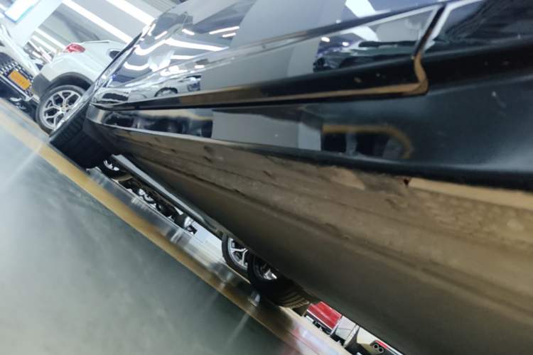 Used Xiaomi Auto YU7 2025 Ultra-Long Range High-Performance All-Wheel-Drive Max Edition Right Side Sill