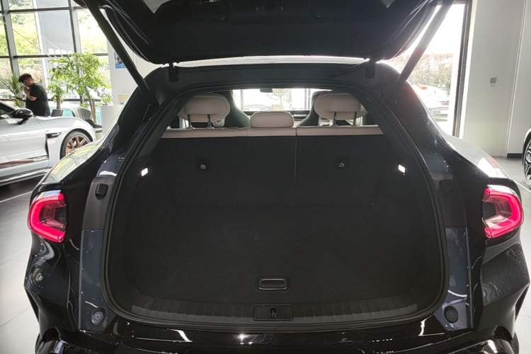 Used Xiaomi Auto YU7 2025 Ultra-Long Range High-Performance All-Wheel-Drive Max Edition Trunk