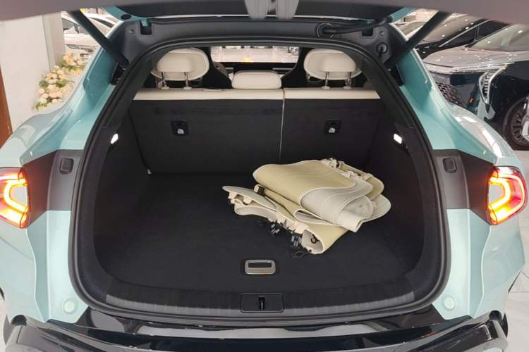 Used Xiaomi Auto YU7 2025 Ultra-Long Range High-Performance All-Wheel-Drive Max Edition Trunk